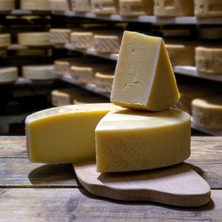 Formaggio Montasio Stagionato 3 mesi - Caseificio Della Savia
 Peso-500 grammi